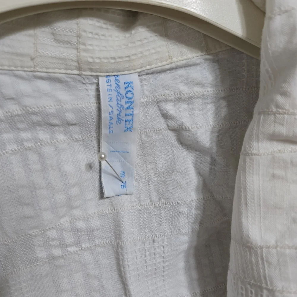 Sophisticated White Suit Jacket with Sleek Design